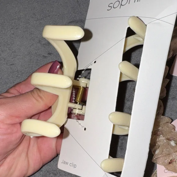 Sophi - NWT Yellow & Beige Floral Hair Accessories Set - Picture 6 of 14